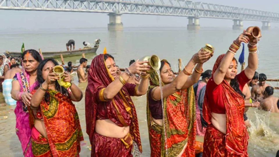 Chhath Puja 2025: Devotion Illuminates the Saryu Ghats